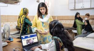 Dr Sara Khurram from Sehat Kehani in a Pakistan clinic